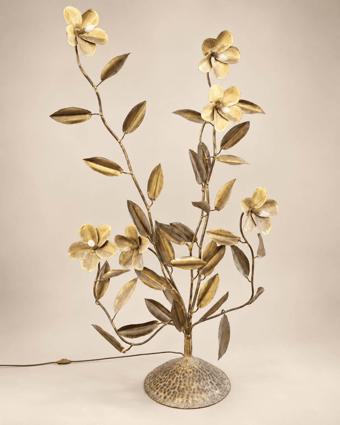 Lampadaire en métal à décor de fleurs de lotus