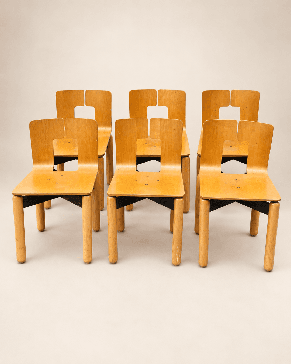 Suite de 6 chaises, en bois avec base en métal laqué, années 80