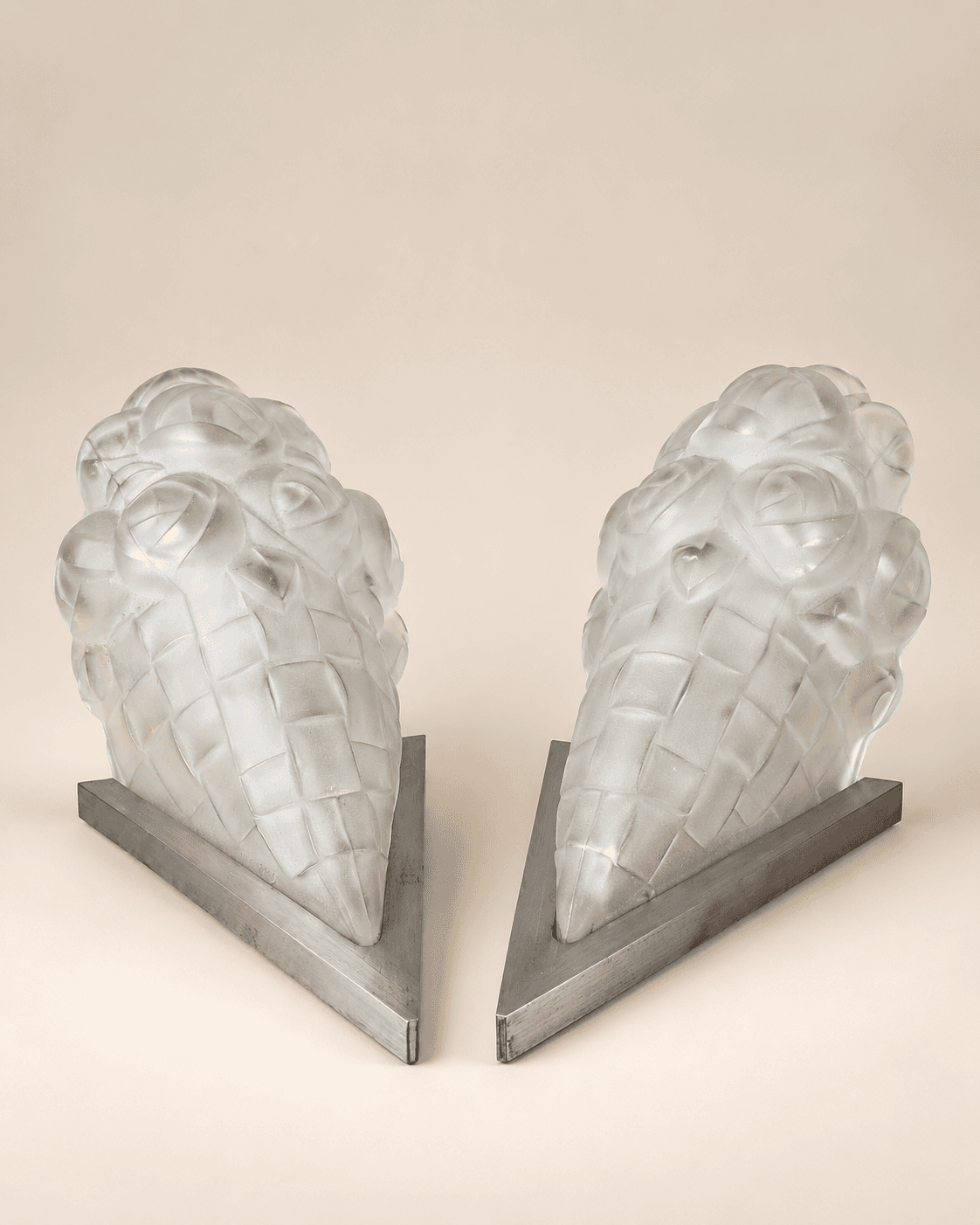 Degué, paire d'appliques en verre moulé, vers 1930