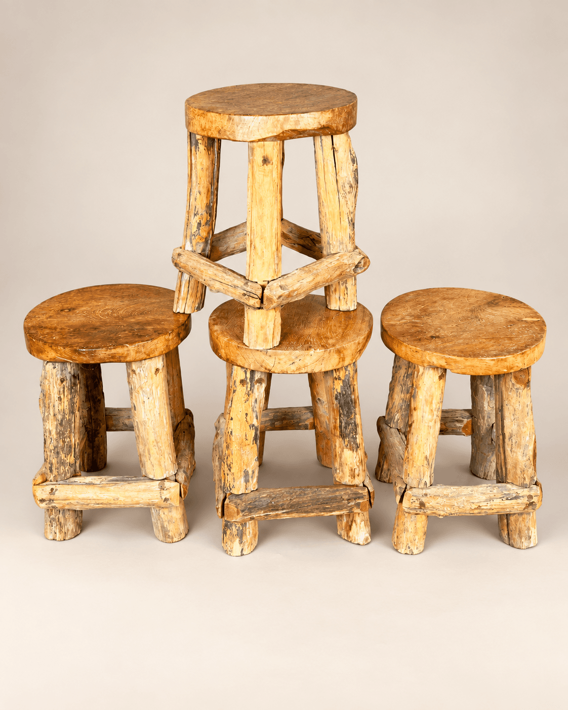 Suite de quatre tabourets brutalistes en bois
