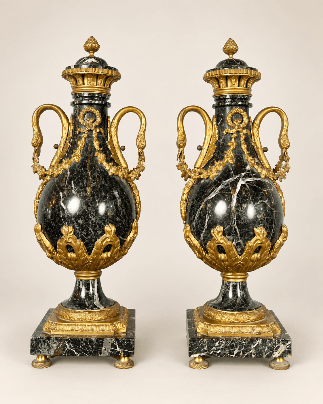 Paire de cassolettes en marbre et bronze, XIXᵉ siècle