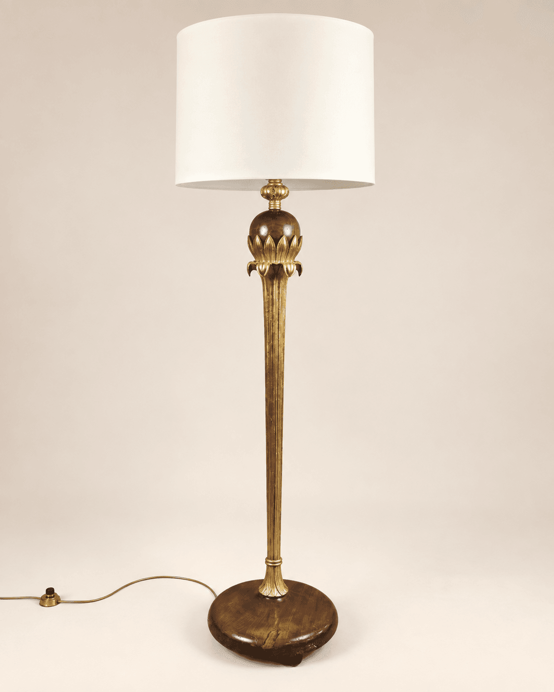 Chambon, lampadaire en bois patiné et doré, vers 1940
