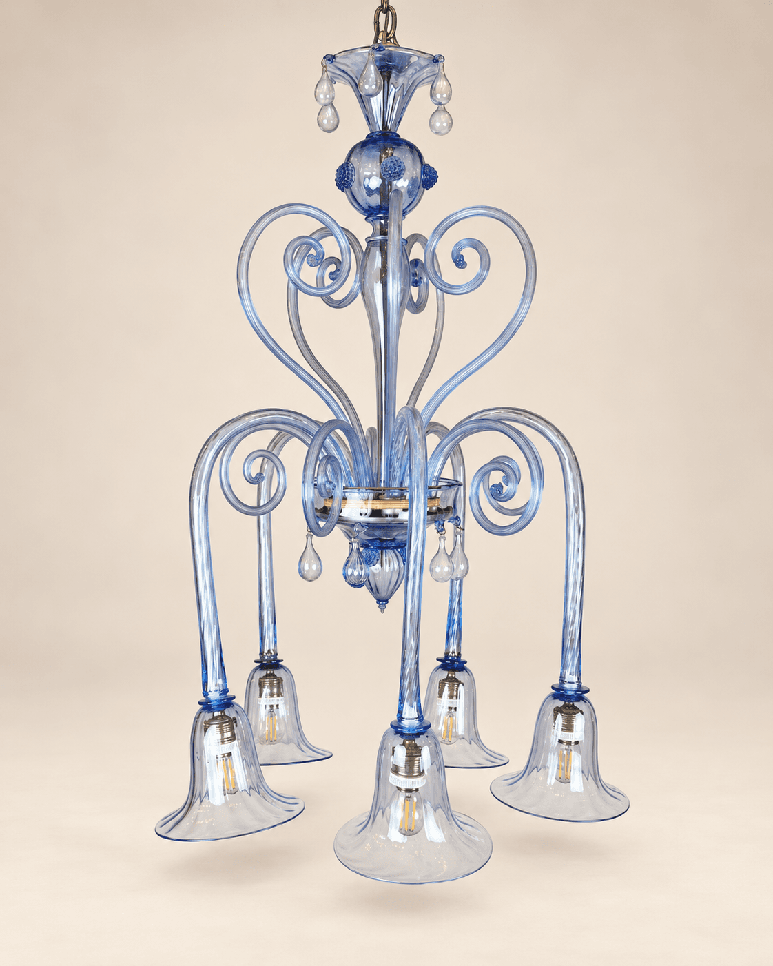 Lustre en verre de Murano à cinq bras et décor de volutes, XXᵉ siècle.