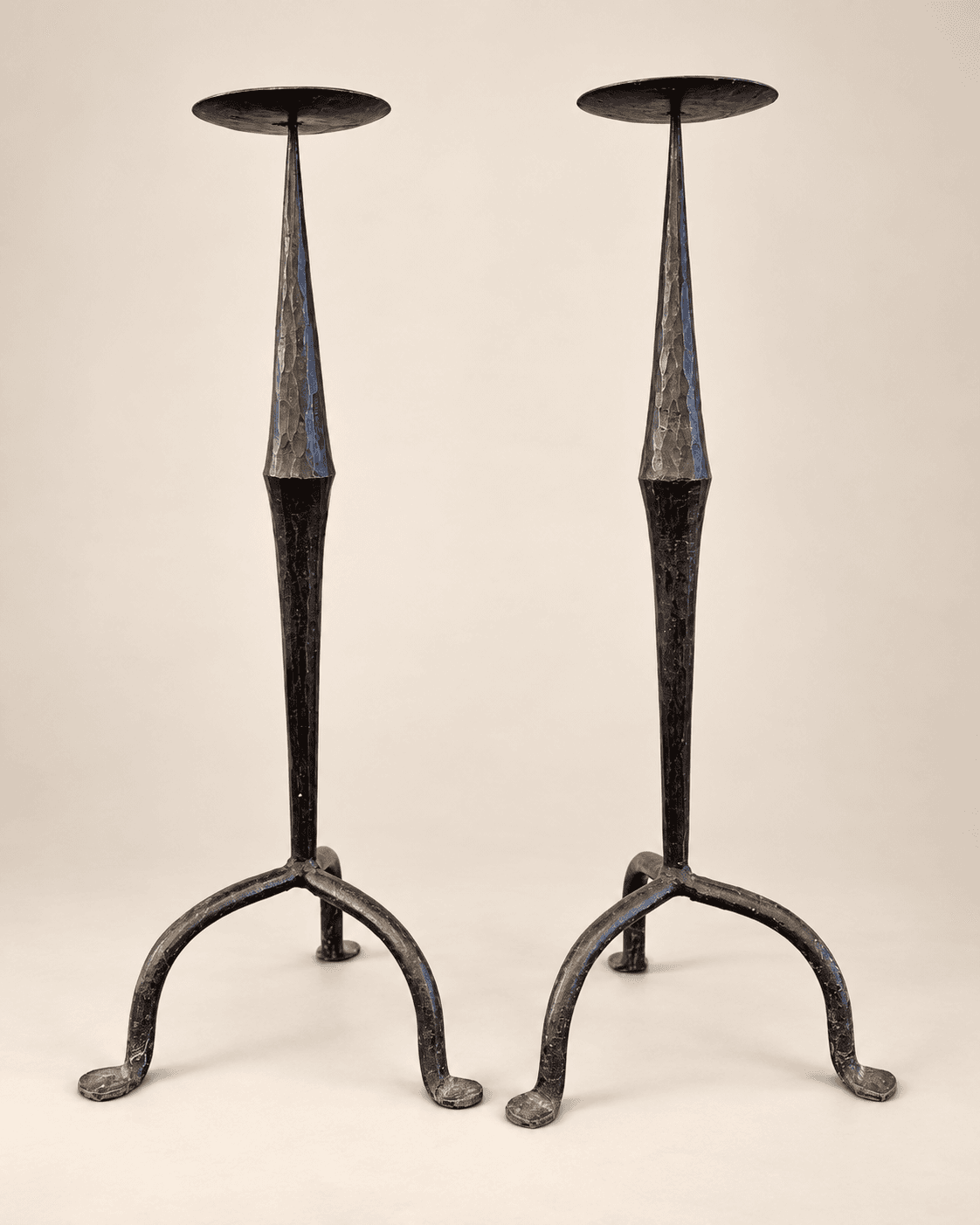 Paire de pique-cierges en fer forgé et martelé, style brutaliste, années 1950