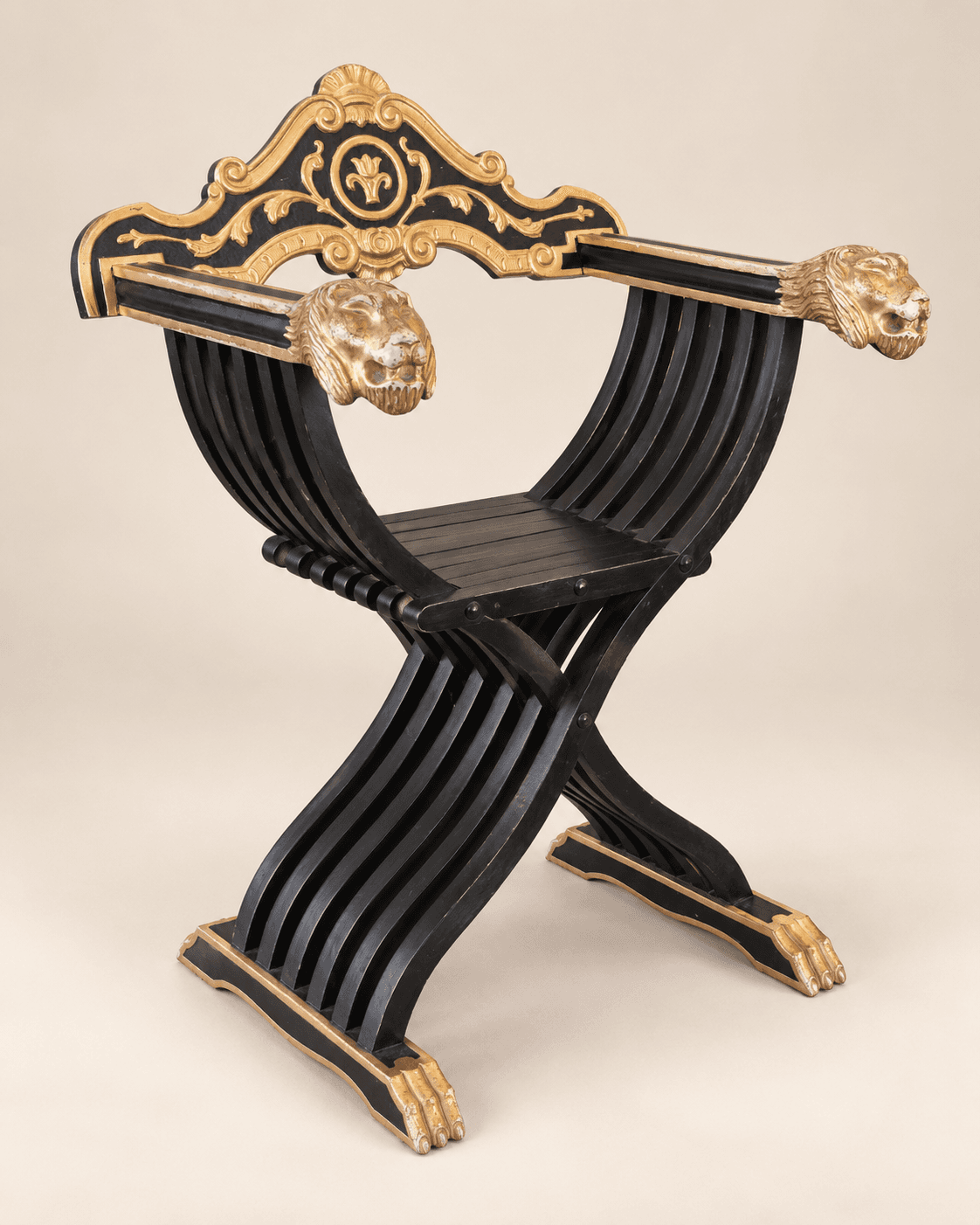 Fauteuil Curule en bois noirci et doré, XXe