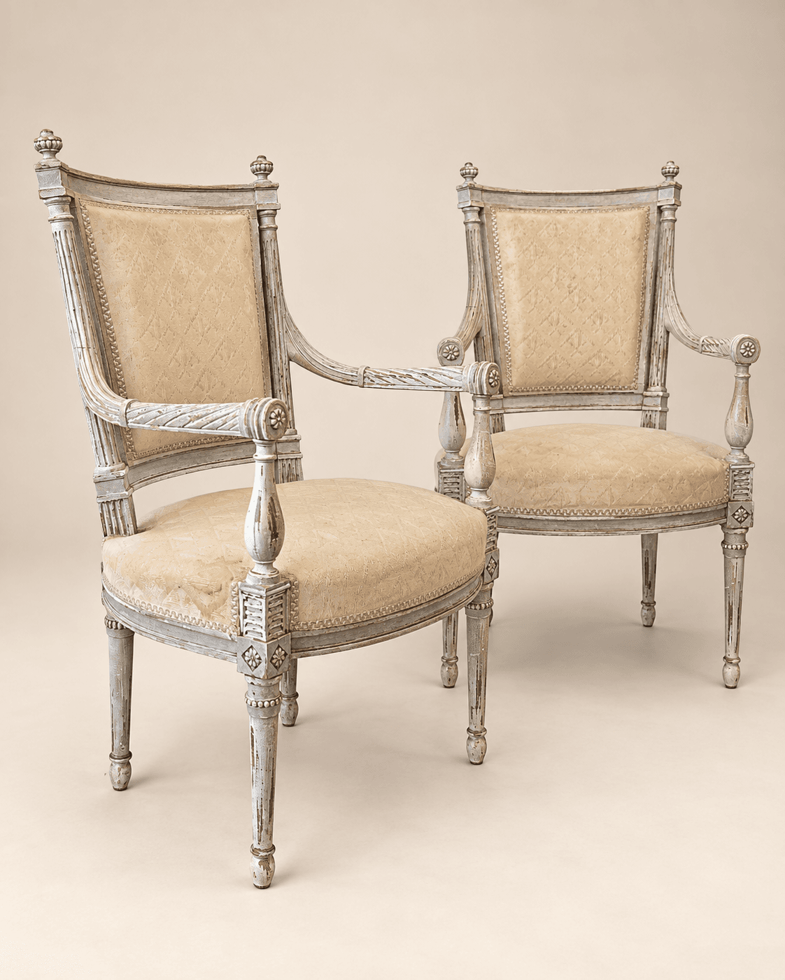 Paire de fauteuils de style Louis XVI en bois patiné
